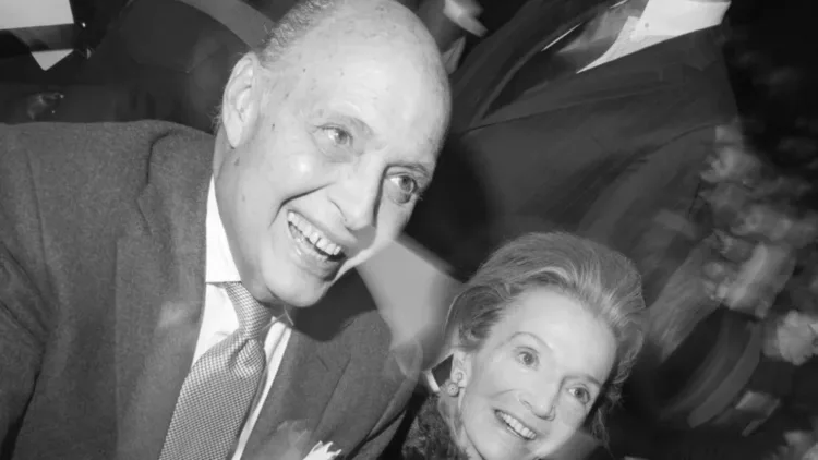 Reinaldo Herrera, esposo de la reconocida diseñadora venezolana Carolina Herrera, falleció este martes en Nueva York a los 91 años de edad.