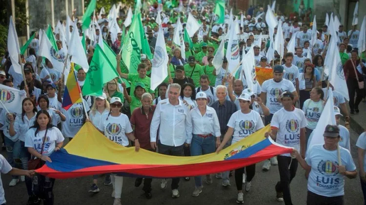 respaldan a Luis Eduardo Martínez