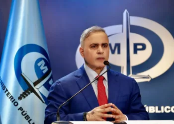 Un total de 15 ciudadanos venezolanos han sido trasladados a El Salvador por parte de los Estados Unidos, según informó el fiscal general Tarek William Saab.