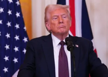 Donald Trump, presidente de los Estados Unidos, anunció este lunes la imposición de aranceles de un 25 % a los países que compren petróleo o gas venezolano.