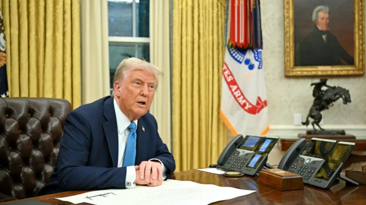 Donald Trump anunció la imposición de aranceles del 25 % a productos provenientes de Canadá y México, a partir de este martes 4 de marzo.