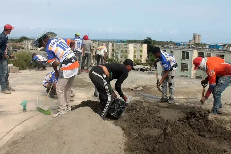 Las autoridades regionales del estado avanzan en la rehabilitación de los edificios de la urbanización Vistamar en Puerto Cabello, con miras a beneficiar a unos mil residentes de la zona.