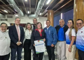 El Colegio Santa Rosa rindió un homenaje a la labor de la Sociedad Amigos de Valencia, con la entrega de la orden "Licenciado Ángel Núñez Henriquez".