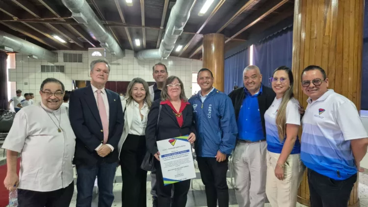 El Colegio Santa Rosa rindió un homenaje a la labor de la Sociedad Amigos de Valencia, con la entrega de la orden "Licenciado Ángel Núñez Henriquez".