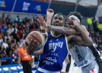 Marinos de Oriente derrotó a Gladiadores de Anzoátegui en casa frente a su público en dos tiempos extra, con marcador de 97-91.