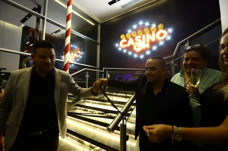El reconocido Hotel Baywatch inauguró una nueva sala de bingo en su casino, ubicado en Tucacas, estado Falcón. Ahora los turistas podrán disfrutar de este nuevo espacio con la mejor experiencia y de la manera más cómoda, lujosa y segura.