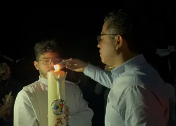 El alcalde de San Diego, León Jurado Laurentín, participó este sábado 19 de abril en la liturgia de la Vigilia Pascual en compañía de su esposa y del Tren Ejecutivo del municipio.