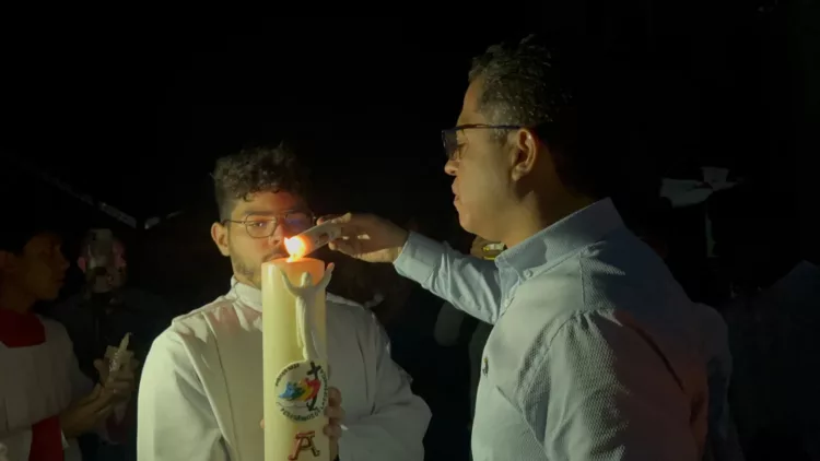 El alcalde de San Diego, León Jurado Laurentín, participó este sábado 19 de abril en la liturgia de la Vigilia Pascual en compañía de su esposa y del Tren Ejecutivo del municipio.