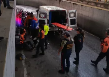 Un hombre en situación de calle cayó del puente Los Colorados este jueves 19 de abril.