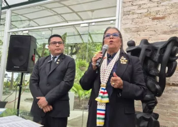 El Instituto de Educación Activa-IDEA homenajeó a la Lic. Horeb Sinaí Díaz tras una trayectoria de más de 20 años en la institución, al nombrarla epónimo de la XXIX Annual Science Fair.