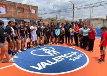 La alcaldía de Valencia, a través del Instituto Autónomo del Deporte para Valencia (Indeval), remodeló y entregó a la comunidad la cancha deportiva del sector 6 de la urbanización Santa Inés.