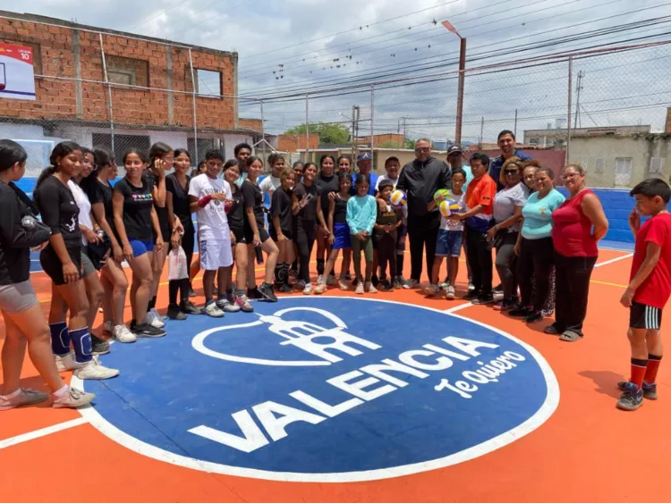 La alcaldía de Valencia, a través del Instituto Autónomo del Deporte para Valencia (Indeval), remodeló y entregó a la comunidad la cancha deportiva del sector 6 de la urbanización Santa Inés.