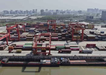 La administración Trump amenazó a China con aumentar los aranceles a sus exportaciones hasta un 245 %, en un nuevo episodio de la guerra comercial entre ambas naciones.