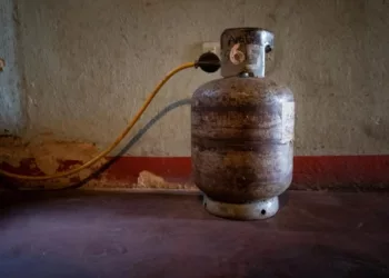 Una mujer de 63 años de edad murió el pasado jueves a causa de las quemaduras y heridas que le produjo la explosión de una bombona de gas.