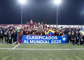 La selección venezolana de fútbol empató contra Uruguay con marcador de 2-2 y pasó a las semifinales del Sudamericano de Colombia. Este resultado representa también la clasificación de la Vinotinto al Mundial de la Categoría.