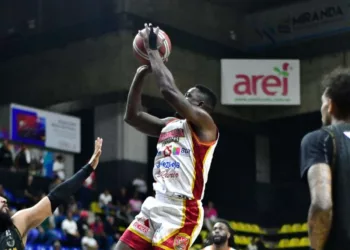 Cocodrilos de Caracas doblegó a Panteras de Miranda este martes en Parque Miranda, con marcador de 80-92.