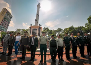 Con un emotivo acto y una ofrenda floral, las autoridades y los organismos de seguridad del estado Carabobo conmemoraron el 215 aniversario de la Proclama de Independencia.