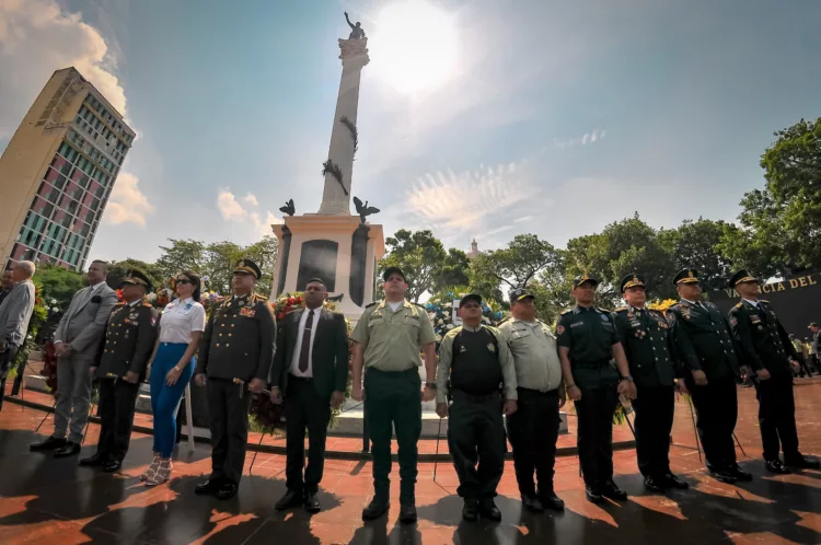 Con un emotivo acto y una ofrenda floral, las autoridades y los organismos de seguridad del estado Carabobo conmemoraron el 215 aniversario de la Proclama de Independencia.