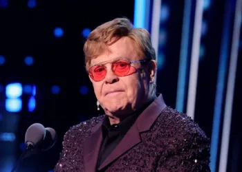 El cantante británico Elton John habló recientemente sobre lo difícil que ha sido perder la vista. a causa de una grave infección sufrida unos meses atrás.