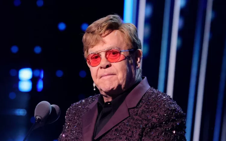 El cantante británico Elton John habló recientemente sobre lo difícil que ha sido perder la vista. a causa de una grave infección sufrida unos meses atrás.