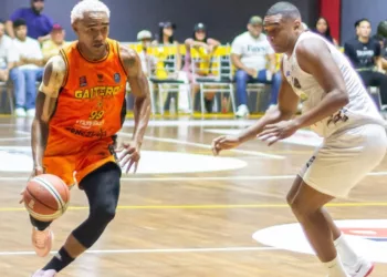 Gaiteros del Zulia extendió su ya histórica racha de victorias en este inicio de la Superliga Profesional de Baloncesto, tras doblegas a Frontinos del Táchira con marcador de 84-70 en el gimnasio Pedro Elías Belisario Aponte.