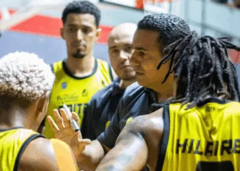 Gaiteros del Zulia derrotó este domingo a Brillantes del Zulia en el gimnasio Pedro Elías Belisario Aponte, con marcador de 82-77.