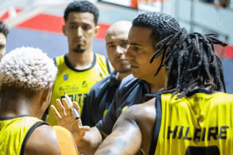 Gaiteros del Zulia derrotó este domingo a Brillantes del Zulia en el gimnasio Pedro Elías Belisario Aponte, con marcador de 82-77.