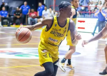 Gaiteros del Zulia consumó la barrida absoluta a Trotamundos de Carabobo en la presente campaña, tras haber derrotado al Expreso Azul este viernes 4 de abril con marcador de 102-81 en el gimnasio Pedro Elías Belisario Aponte.