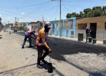 Este lunes se llevó a cabo una nueva jornada de bacheo en la comunidad de La Bocaína, con la aplicación de 62 toneladas de asfalto en las vías del sector.