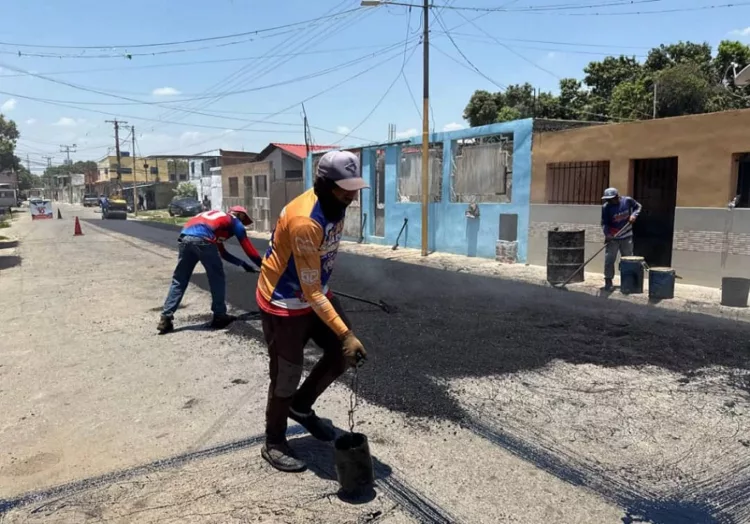 Este lunes se llevó a cabo una nueva jornada de bacheo en la comunidad de La Bocaína, con la aplicación de 62 toneladas de asfalto en las vías del sector.
