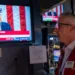 El desplome de los mercados bursátiles en el llamado "lunes negro", provocado por las tensiones comerciales de Estados Unidos con el resto del mundo en materia arancelaria, provocó una pérdida de unos 10 billones de dólares, de acuerdo a Reuters.