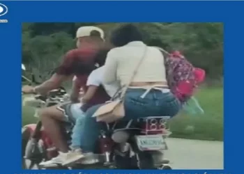 Una pareja será investigada por el Ministerio Público tras haberse viralizado un video en el que se muestra a ambos manejando de forma imprudente en una motocicleta con dos niños a bordo y sin medidas de seguridad.