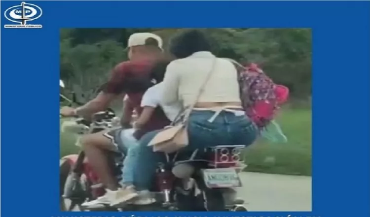 Una pareja será investigada por el Ministerio Público tras haberse viralizado un video en el que se muestra a ambos manejando de forma imprudente en una motocicleta con dos niños a bordo y sin medidas de seguridad.