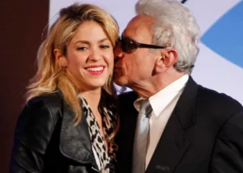 El padre de Shakira, William Mebarak Chadid, se encuentra hospitalizado y enfrenta un difícil momento de salud.