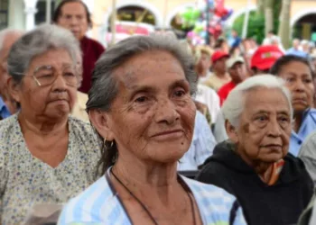 Los trabajadores de la administración pública recibieron el bono Contra la Guerra Económica de abril. No obstante, pensionados y jubilados todavía están en el plazo de cobrar el estipendio.