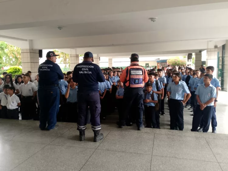 La Alcaldía de Valencia dictó un taller de capacitación sobre autoprotección ante evento sísmicos, dirigido a los estudiantes de la Unidad Educativa Colegio Trina de Medina, ubicado en la parroquia Miguel Peña.