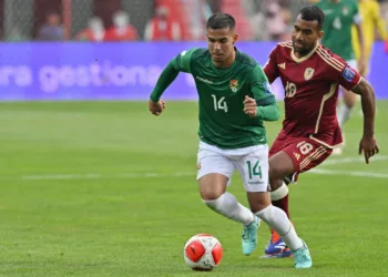 Bolivia's midfielder Robson Matheus (L) and Venezuela's midfielder Cristian Casseres fight for the ball during the 2026 FIFA World Cup South American qualifiers football match between Bolivia and Venezuela, at the Municipal stadium, in El Alto, Bolivia, on September 5, 2024. (Photo by AIZAR RALDES / AFP)