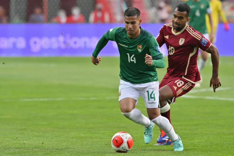 Bolivia's midfielder Robson Matheus (L) and Venezuela's midfielder Cristian Casseres fight for the ball during the 2026 FIFA World Cup South American qualifiers football match between Bolivia and Venezuela, at the Municipal stadium, in El Alto, Bolivia, on September 5, 2024. (Photo by AIZAR RALDES / AFP)