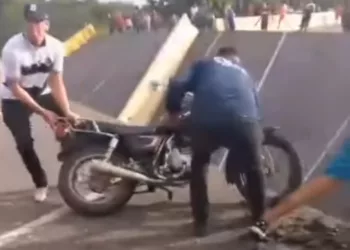Este miércoles colapsó puente en la autopista José Antonio Páez, en la población La Trinidad de Ospino de portuguesa.