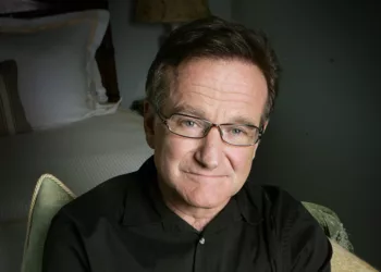 Actor and comedian Robin Williams poses during a press tour promoting his new movie "License To Wed" in Santa Monica, Calif., Friday, June 15, 2007. (AP Photo/Reed Saxon)