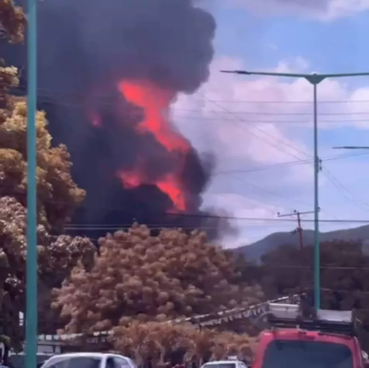 Incendio de gran magnitud en empresa
