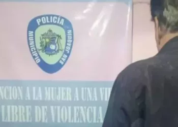 Detenido por golpear a una mujer