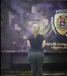 agredir con un cable a su hijo