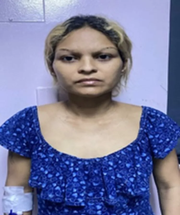 estrangular a su niña recién nacida