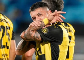 20250201/ Daniel Rodriguez - adhocFOTOS/ URUGUAY/ MONTEVIDEO/ ESTADIO CENTENARIO/ Progreso ante Peñarol por la fecha 1 del Torneo Apertura, en el estadio Centenario.
En la foto: Diego García tras su gol durante Progreso ante Peñarol por la fecha 1 del Torneo Apertura, en el estadio Centenario. Foto: Daniel Rodriguez /adhocFOTOS