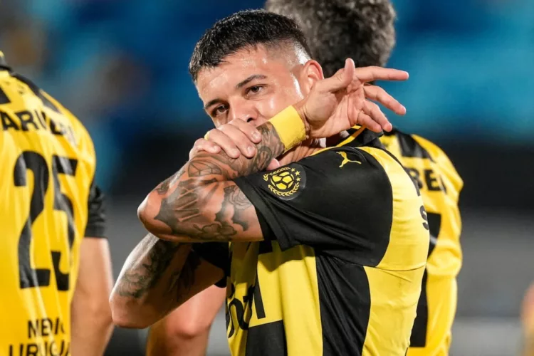20250201/ Daniel Rodriguez - adhocFOTOS/ URUGUAY/ MONTEVIDEO/ ESTADIO CENTENARIO/ Progreso ante Peñarol por la fecha 1 del Torneo Apertura, en el estadio Centenario.
En la foto: Diego García tras su gol durante Progreso ante Peñarol por la fecha 1 del Torneo Apertura, en el estadio Centenario. Foto: Daniel Rodriguez /adhocFOTOS