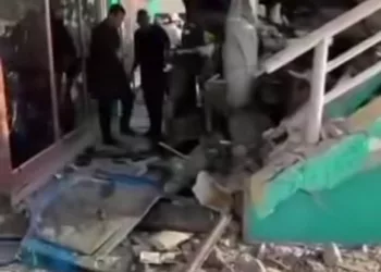 Dos heridos al impactar un camión