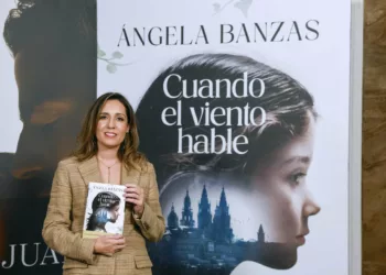 MADRID, 04/11/2025.- Ángela Banzas, escritora gallega de thrillers finalista del Premio Planeta 2025 por 'Cuando el viento hable', durante la presentación de las novelas ganadora y finalista del mencionado galardón este martes en el instituto Cervantes, en Madrid. EFE/ Javier Lizon