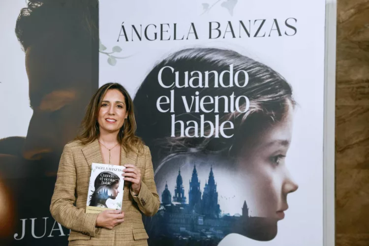 MADRID, 04/11/2025.- Ángela Banzas, escritora gallega de thrillers finalista del Premio Planeta 2025 por 'Cuando el viento hable', durante la presentación de las novelas ganadora y finalista del mencionado galardón este martes en el instituto Cervantes, en Madrid. EFE/ Javier Lizon