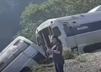 13 personas muertas y 98 heridas